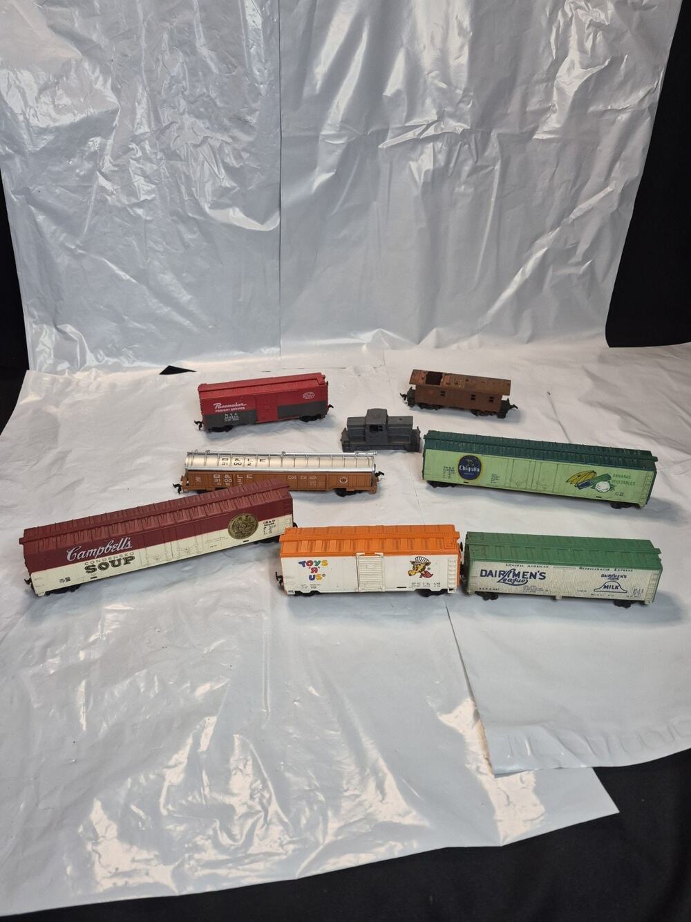 8 HO Train Freight Cars Box Cars Campbell's Soup TOYS R US chiquita Bannana Car